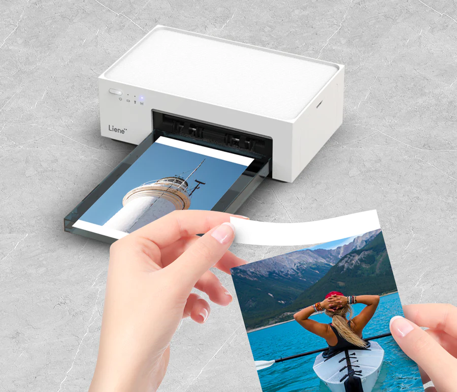 With cropping area on both sides of the photo paper, your fingerprints won’t be left on the printing area when you refill photo paper. 