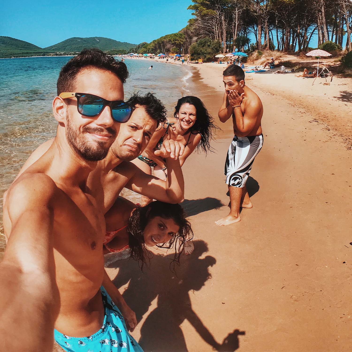 A group of friends take photos on the beach to record unforgettable moments
